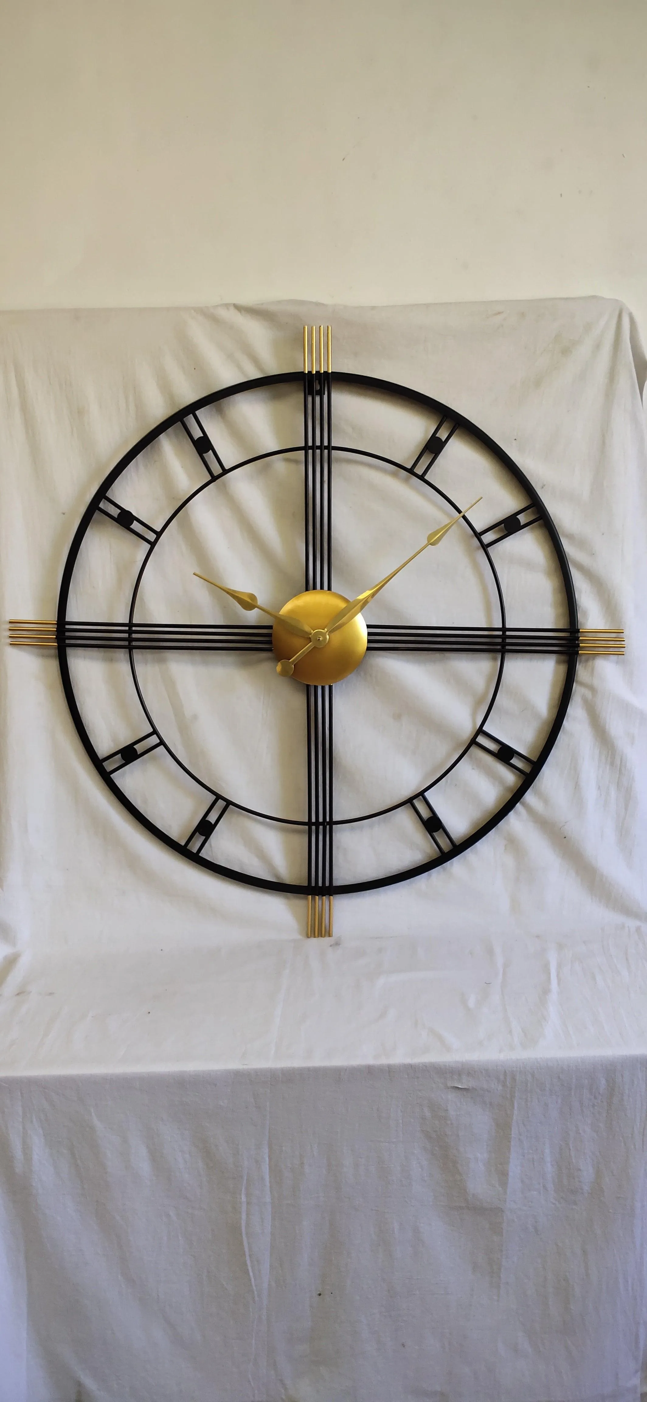 Golden And Black Metal Circular Wall Clock For Living Space